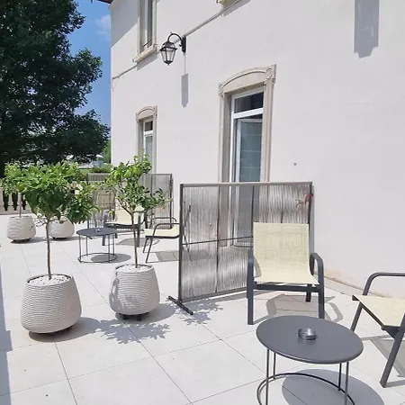 Couette-café Dina 3*