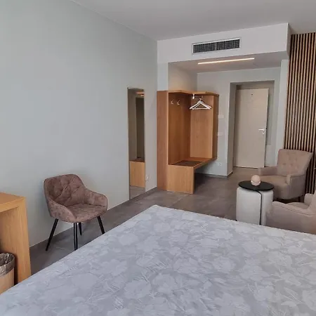 Dina Desenzano del Garda