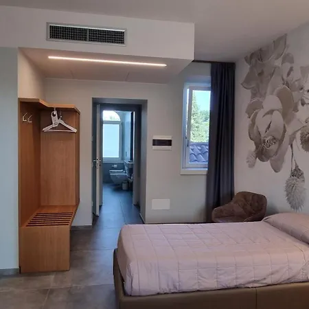 Dina Couette-café Desenzano del Garda